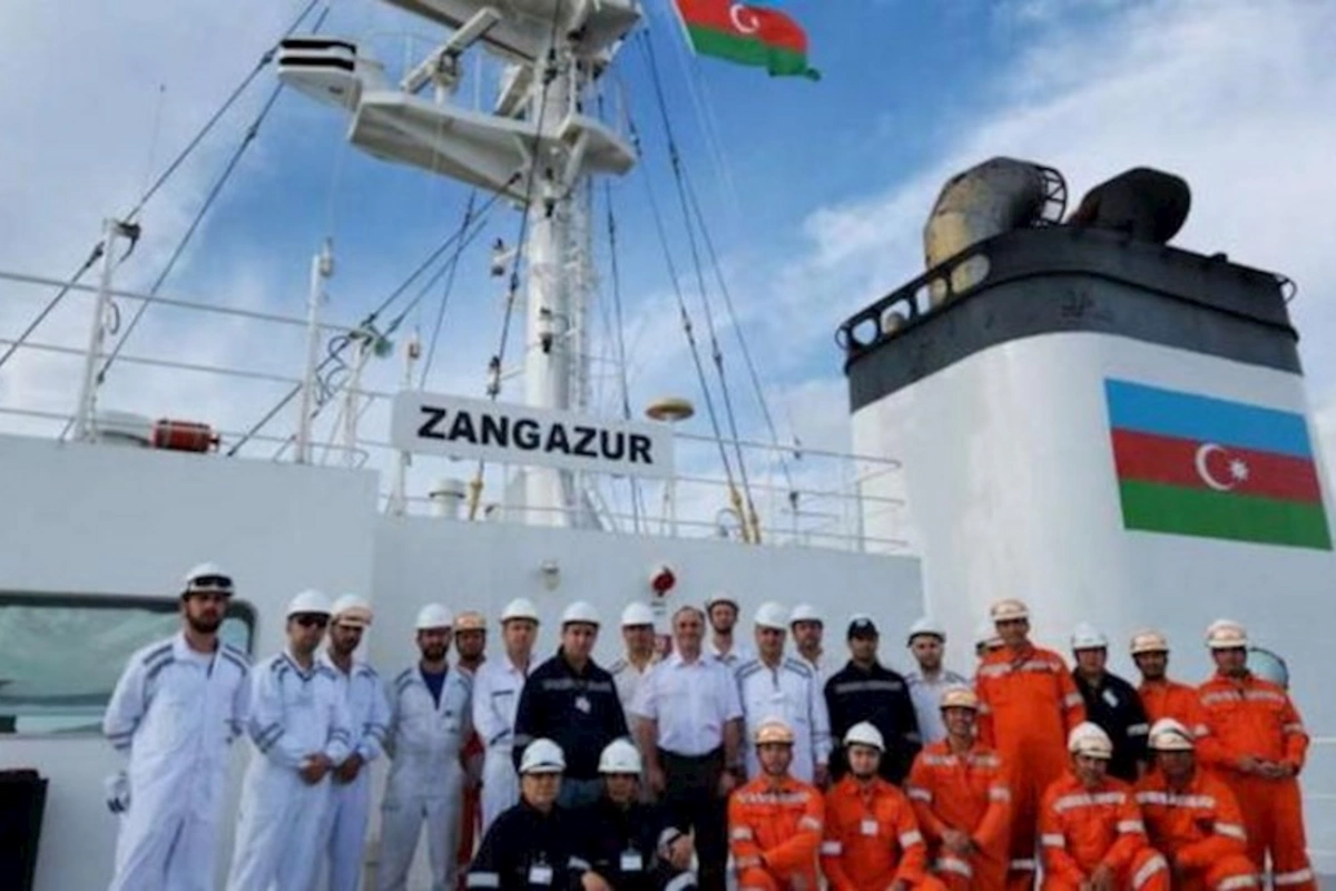 “Aframax” tipli “Zəngəzur” tankerində Azərbaycan bayrağı qaldırılıb — VİDEO
