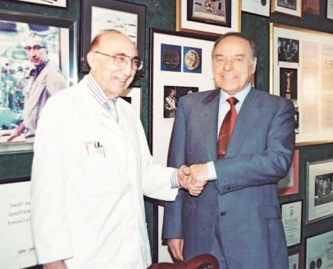 Ulu öndər Heydər Əliyev: “Həkimlik peşəsi müqəddəs bir peşədir” Ulu öndər Heydər Əliyev: “Həkimlik peşəsi müqəddəs bir peşədir”