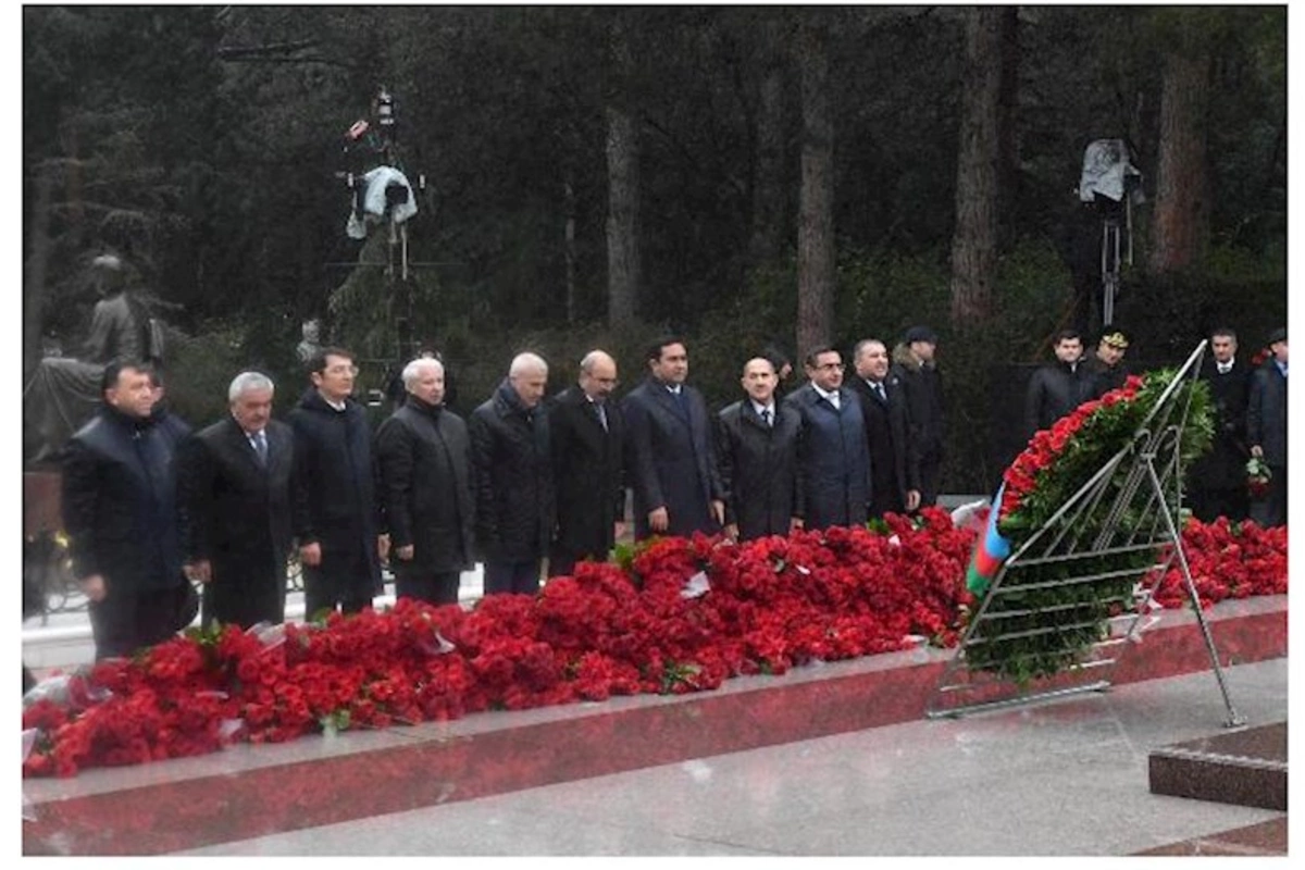 İqtisadiyyat Nazirliyinin kollektivi Heydər Əliyevin məzarını ziyarət etdi