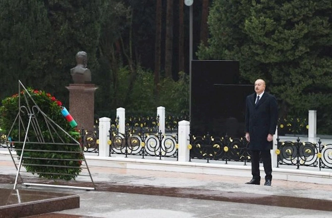 Prezident Heydər Əliyevin məzarını ziyarət etdi — YENİLƏNİB
