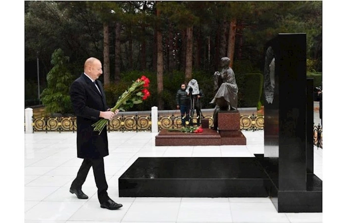 Prezident Heydər Əliyevin məzarını ziyarət etdi — YENİLƏNİB