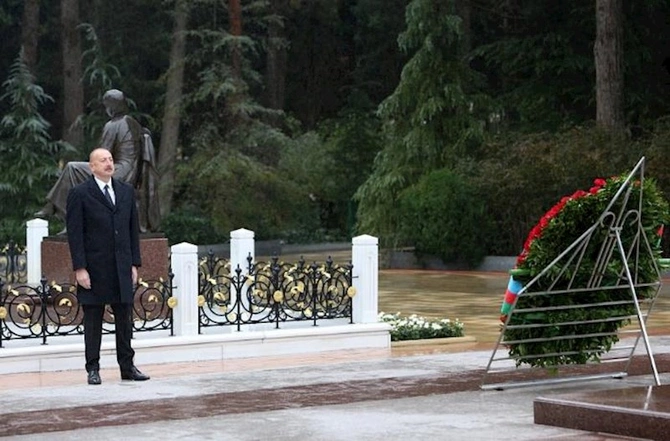Prezident Heydər Əliyevin məzarını ziyarət etdi — YENİLƏNİB
