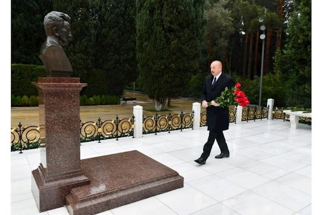 Prezident Heydər Əliyevin məzarını ziyarət etdi — YENİLƏNİB