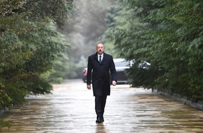 Prezident Heydər Əliyevin məzarını ziyarət etdi — YENİLƏNİB