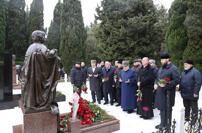 Şeyx dindarlarla Heydər Əliyevin məzarını ziyarət etdi — FOTO