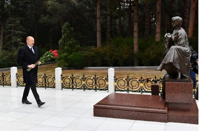 Prezident Heydər Əliyevin məzarını ziyarət etdi — YENİLƏNİB