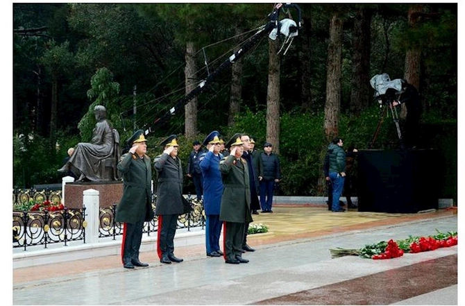 Müdafiə Nazirliyinin rəhbərliyi Fəxri xiyabanda — VİDEO/FOTO