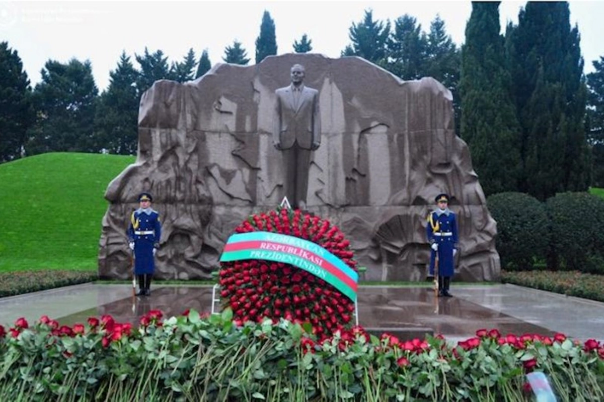 XİN-in rəhbər heyəti Fəxri xiyabanı ziyarət etdi
