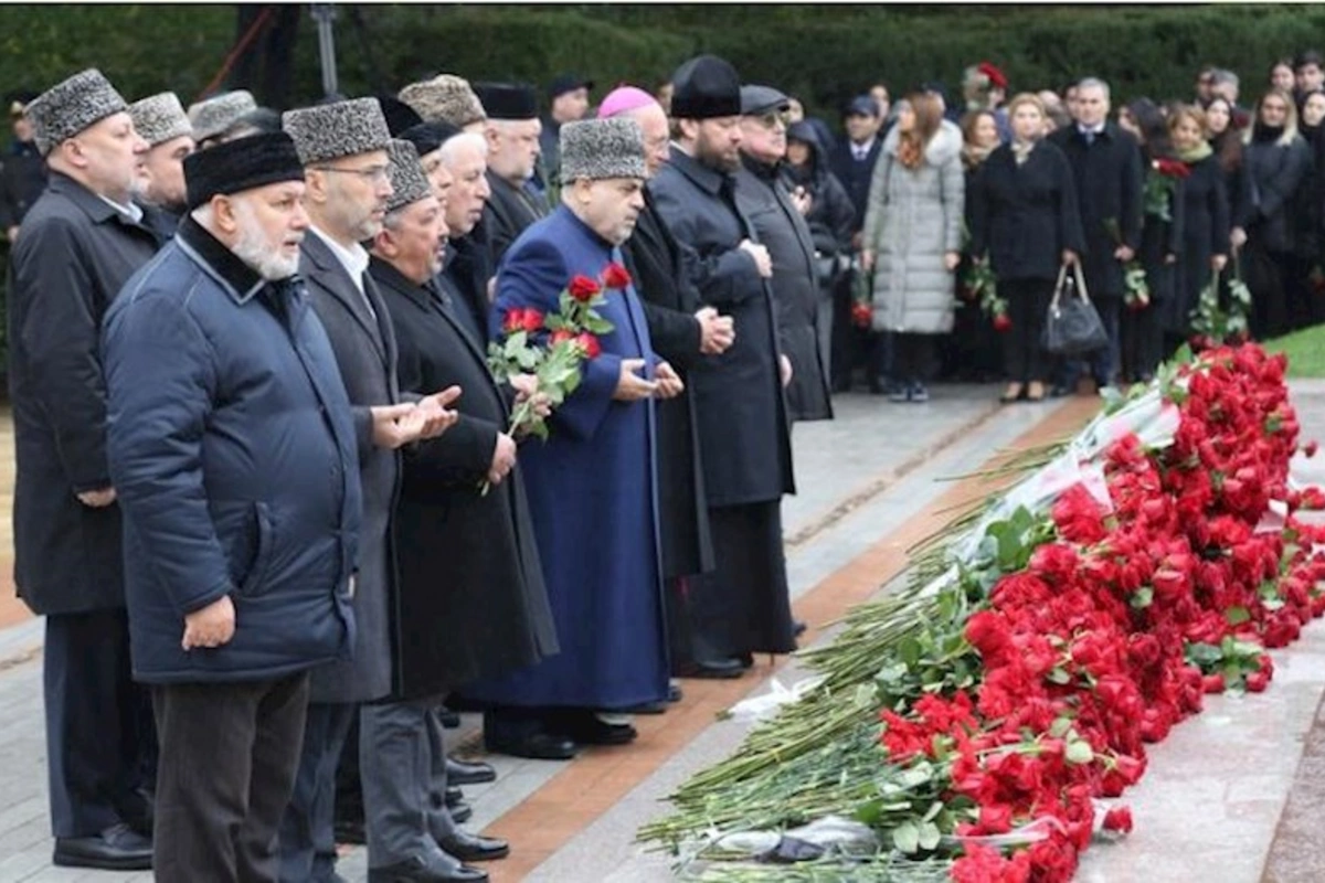 Şeyx dindarlarla Heydər Əliyevin məzarını ziyarət etdi — FOTO