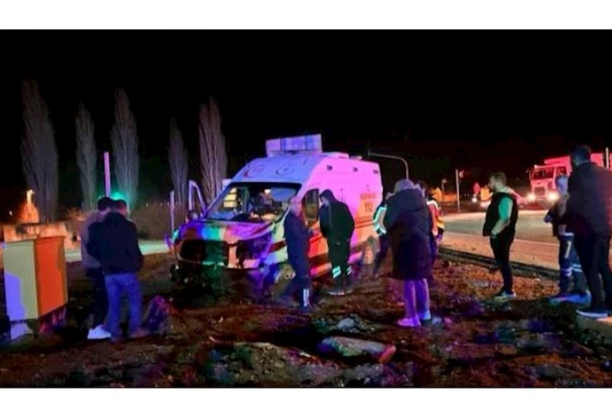 Təcili yardım maşını ilə avtomobil toqquşdu: 9 yaralı var