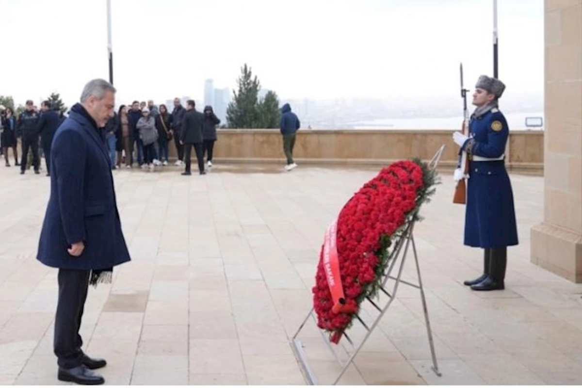 Hakan Fidan Fəxri və Şəhidlər xiyabanlarını ziyarət etdi — FOTOLAR