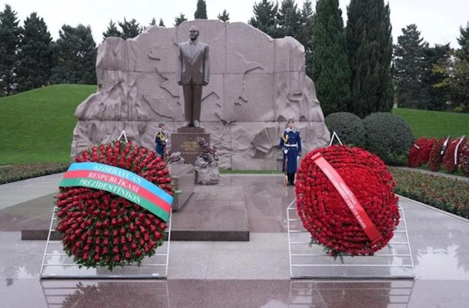 Hakan Fidan Fəxri və Şəhidlər xiyabanlarını ziyarət etdi — FOTOLAR Hakan Fidan Fəxri və Şəhidlər xiyabanlarını ziyarət etdi — FOTOLAR