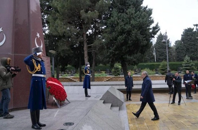 Hakan Fidan Fəxri və Şəhidlər xiyabanlarını ziyarət etdi — FOTOLAR Hakan Fidan Fəxri və Şəhidlər xiyabanlarını ziyarət etdi — FOTOLAR