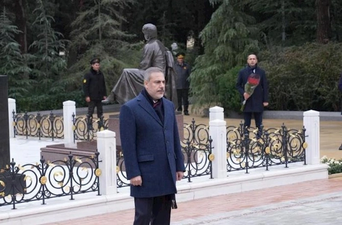 Hakan Fidan Fəxri və Şəhidlər xiyabanlarını ziyarət etdi — FOTOLAR Hakan Fidan Fəxri və Şəhidlər xiyabanlarını ziyarət etdi — FOTOLAR