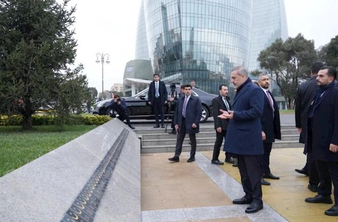 Hakan Fidan Fəxri və Şəhidlər xiyabanlarını ziyarət etdi — FOTOLAR Hakan Fidan Fəxri və Şəhidlər xiyabanlarını ziyarət etdi — FOTOLAR