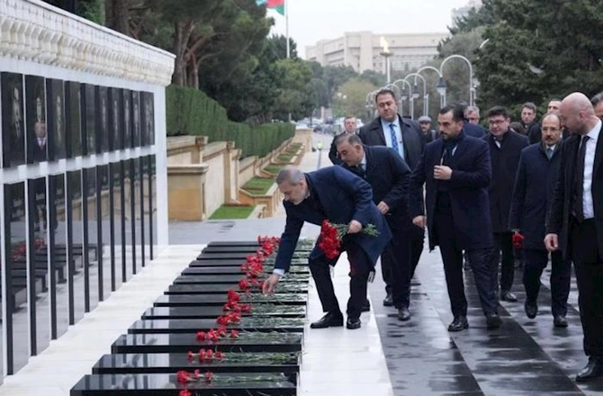 Hakan Fidan Fəxri və Şəhidlər xiyabanlarını ziyarət etdi — FOTOLAR Hakan Fidan Fəxri və Şəhidlər xiyabanlarını ziyarət etdi — FOTOLAR
