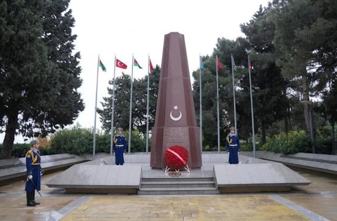 Hakan Fidan Fəxri və Şəhidlər xiyabanlarını ziyarət etdi — FOTOLAR Hakan Fidan Fəxri və Şəhidlər xiyabanlarını ziyarət etdi — FOTOLAR