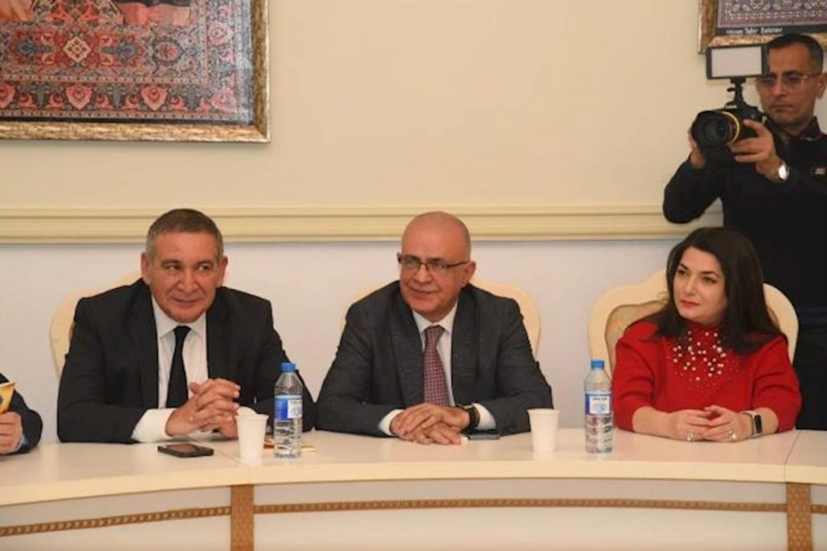 Elçin Mirzəbəylinin “Anamın duası” adlı şeirlər kitabı təqdim olundu — FOTOLAR