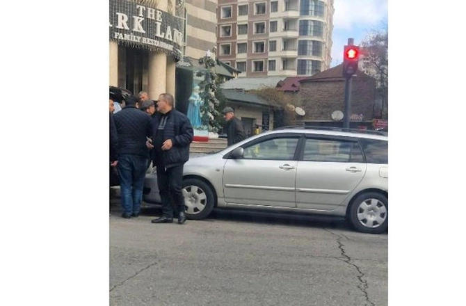 Ədliyyə Nazirliyinin yüksək vəzifəli şəxsinin xidməti maşını qəzaya uğradı — FOTO