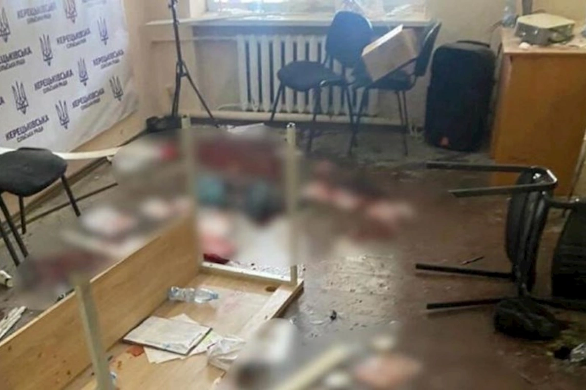 Deputat iclasda qumbara partlatdı: Ölən və yaralananlar var