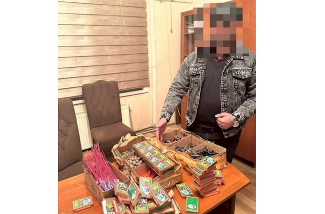 Pirotexniki vasitələr satan şəxs saxlanıldı — FOTO Pirotexniki vasitələr satan şəxs saxlanıldı — FOTO