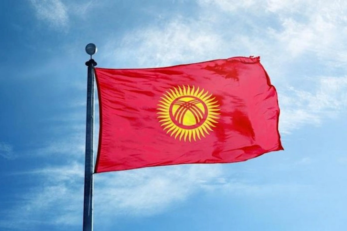 Qırğızıstan bayrağına dəyişiklik edildi