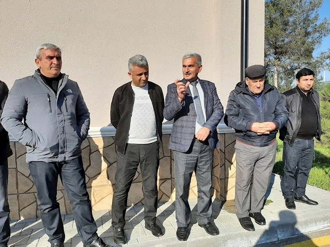 Dəllər kəndinin qazlaşmasını istəyən sakinlər “Açıq mikrofon”da — FOTOLAR Dəllər kəndinin qazlaşmasını istəyən sakinlər “Açıq mikrofon”da — FOTOLAR