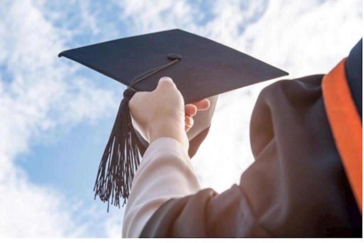 90 yaşında universitet məzunu oldu