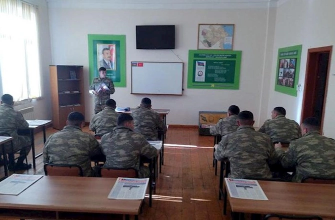 Orduda ictimai-siyasi hazırlıq məşğələləri keçirilir — FOTOLAR