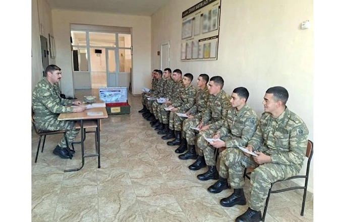 Orduda ictimai-siyasi hazırlıq məşğələləri keçirilir — FOTOLAR
