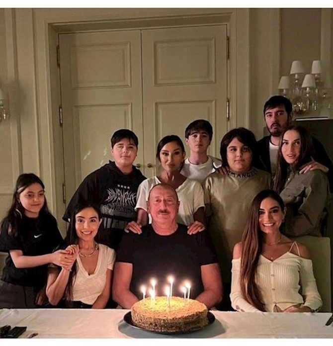 Prezidentin ailəsi ilə doğum günü FOTOSU Prezidentin ailəsi ilə doğum günü FOTOSU