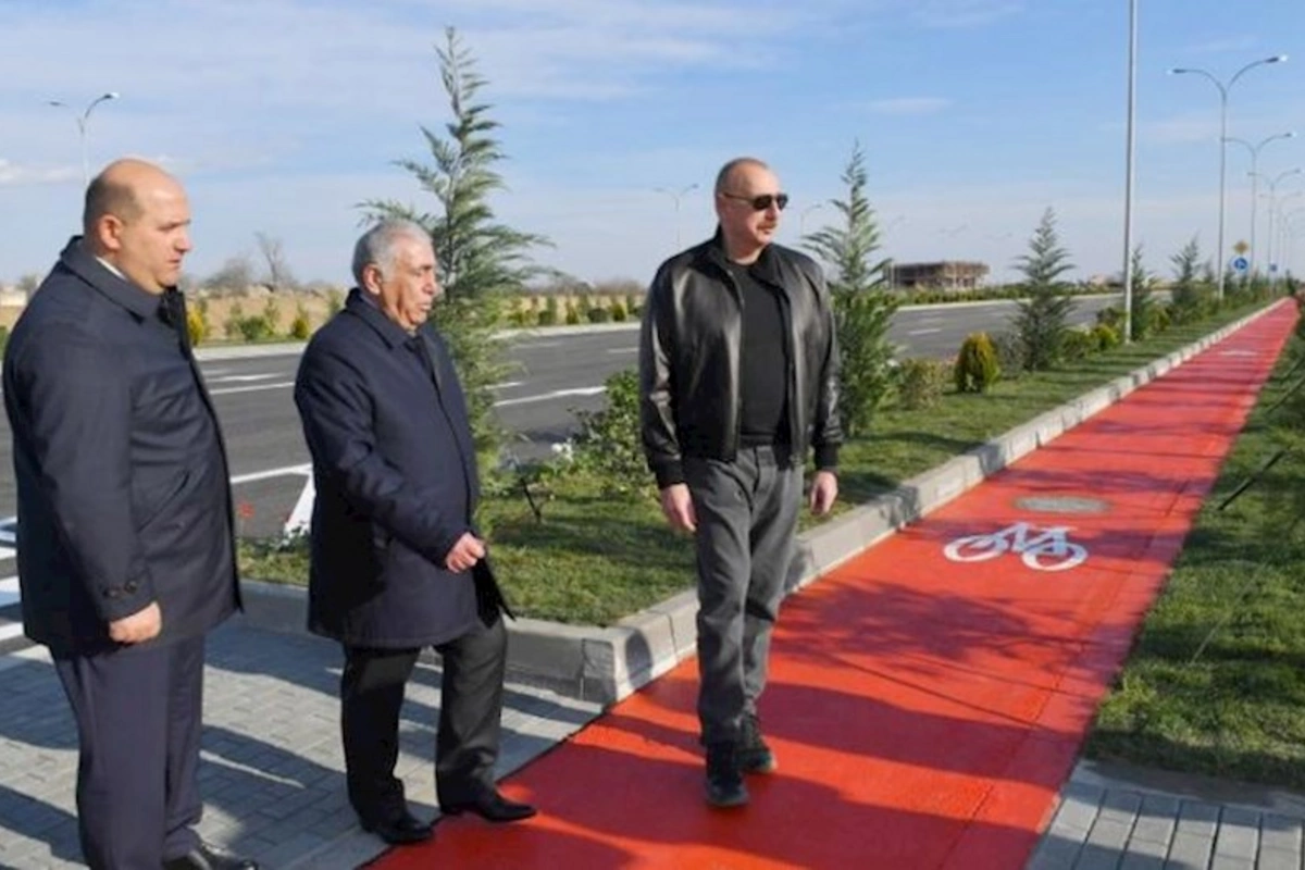 İlham Əliyev Ağdam şəhərinin daxili yollarında aparılan işlərlə tanış olub