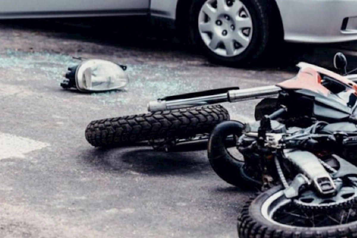 Sumqayıtda moped dirəyə çırpılıb, sürücü ölüb
