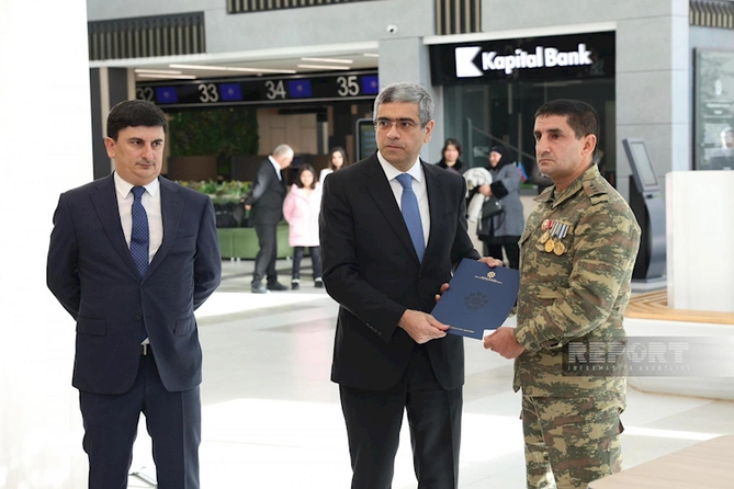 Şəhid ailələrinə, müharibə əlillərinə daha 200 mənzil və fərdi ev verilib Şəhid ailələrinə, müharibə əlillərinə daha 200 mənzil və fərdi ev verilib