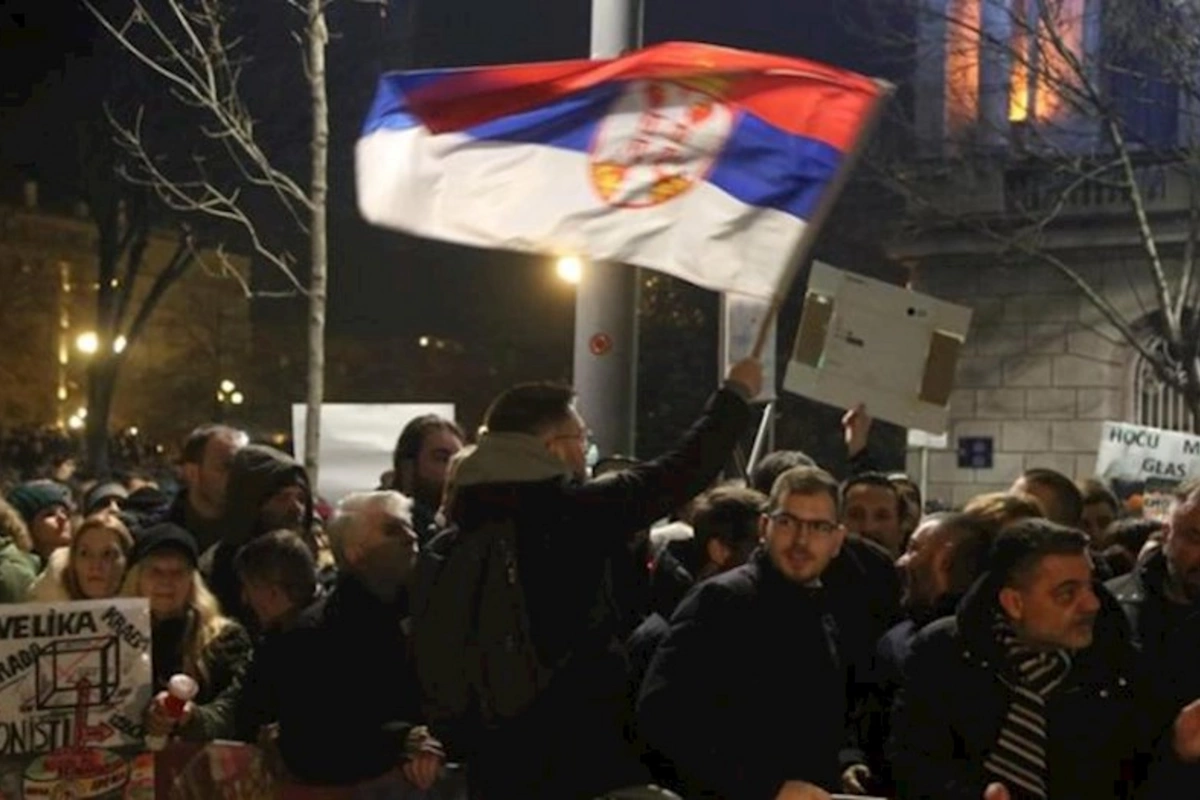 “Rəngli inqilablar”ın yeni hədəfi: Qərb Serbiyanı qarışdırır — ŞƏRH