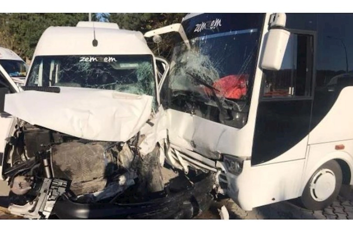 Mikroavtobusla xidməti avtomobil toqquşdu