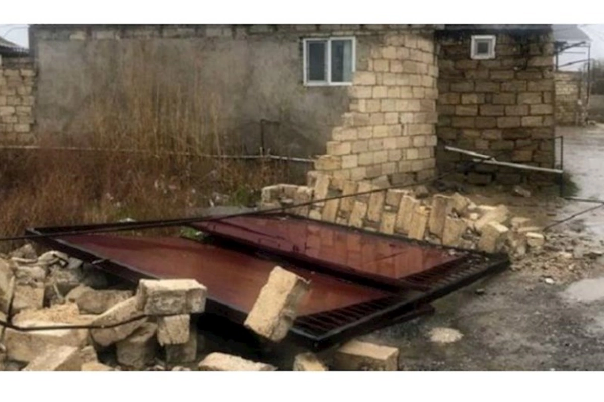 Azərbaycanda hasar aşdı, qadın altında qalaraq öldü