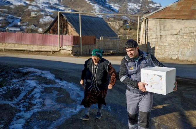“AzerGold” Daşkəsəndə aztəminatlı ailələrə bayram sovqatı təqdim edib — FOTO