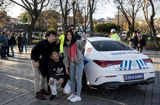 Mafiyalardan toplanan bahalı avtomobillər Türkiyə polisinə bağışlandı — FOTOLAR