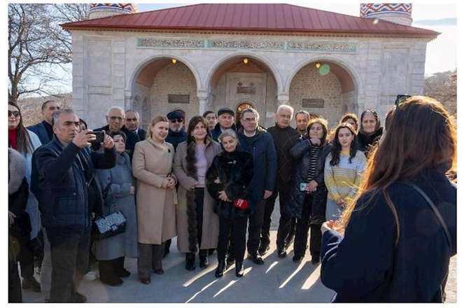 “Həmrəylik Günü ərəfəsində jurnalistlər Şuşada birlik nümayiş etdirdi...” — Aytəkin Alxaslının səfər TƏƏSSÜRATLARI “Həmrəylik Günü ərəfəsində jurnalistlər Şuşada birlik nümayiş etdirdi...” — Aytəkin Alxaslının səfər TƏƏSSÜRATLARI