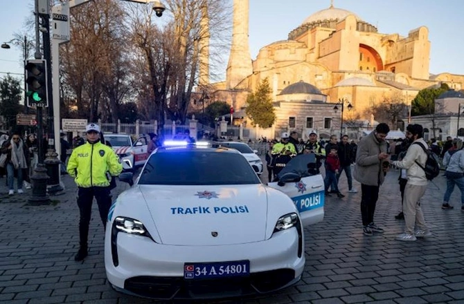 Mafiyalardan toplanan bahalı avtomobillər Türkiyə polisinə bağışlandı — FOTOLAR