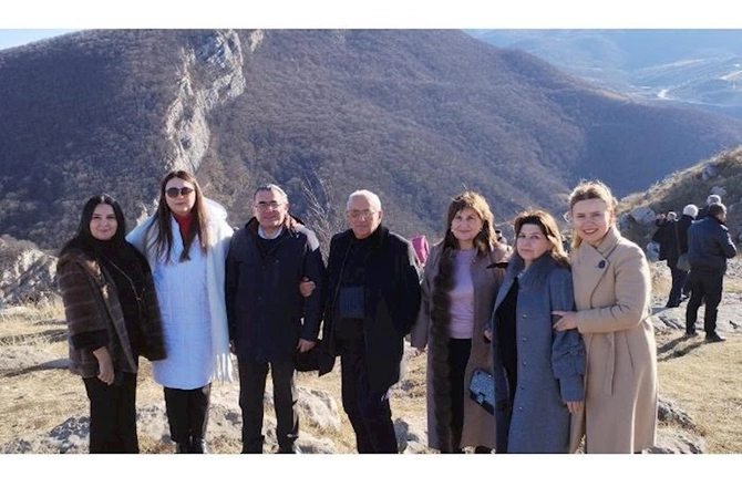 “Həmrəylik Günü ərəfəsində jurnalistlər Şuşada birlik nümayiş etdirdi...” — Aytəkin Alxaslının səfər TƏƏSSÜRATLARI “Həmrəylik Günü ərəfəsində jurnalistlər Şuşada birlik nümayiş etdirdi...” — Aytəkin Alxaslının səfər TƏƏSSÜRATLARI