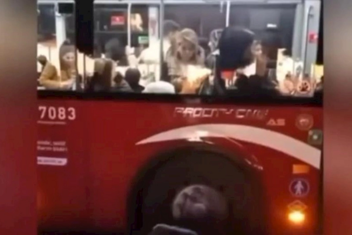 “BakuBus”un sürücüsü avtobusu saxlayıb namaz qıldı: Qurumdan AÇIQLAMA — VİDEO