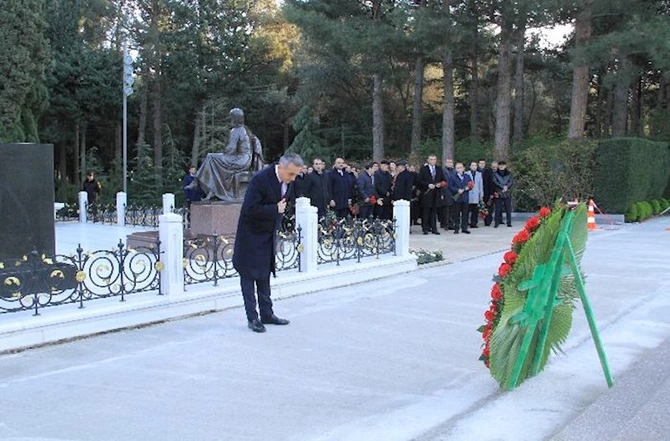 Peşə bayramı münasibətilə Azərbaycan vəkil korpusu Fəxri xiyabanı və Şəhidlər xiyabanını ziyarət etdi — FOTOLAR