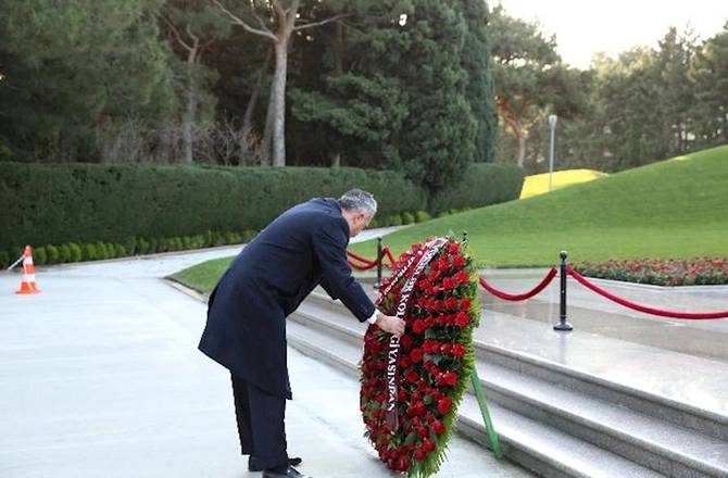 Peşə bayramı münasibətilə Azərbaycan vəkil korpusu Fəxri xiyabanı və Şəhidlər xiyabanını ziyarət etdi — FOTOLAR