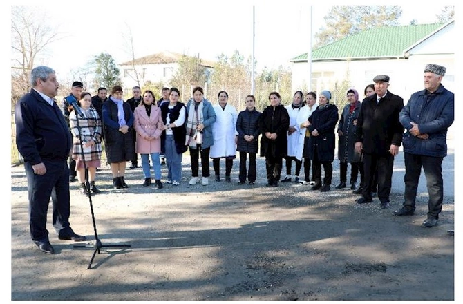 Gəlmə kənd sakinlərinin sualları Açıq mikrofonda — FOTOLAR Gəlmə kənd sakinlərinin sualları Açıq mikrofonda — FOTOLAR