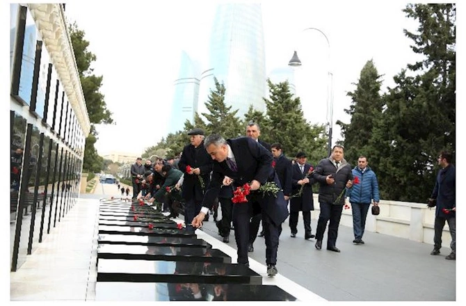 Peşə bayramı münasibətilə Azərbaycan vəkil korpusu Fəxri xiyabanı və Şəhidlər xiyabanını ziyarət etdi — FOTOLAR