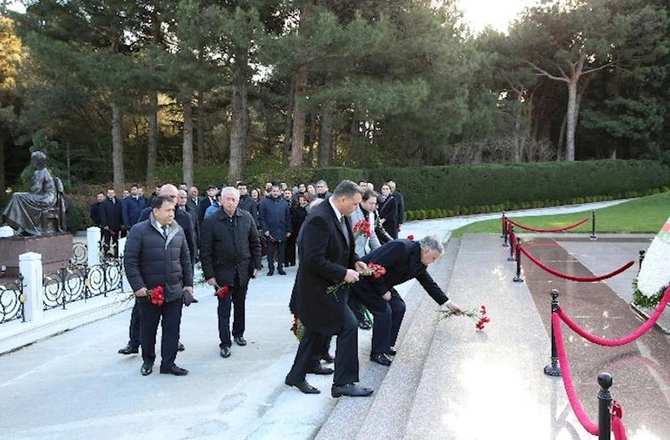 Peşə bayramı münasibətilə Azərbaycan vəkil korpusu Fəxri xiyabanı və Şəhidlər xiyabanını ziyarət etdi — FOTOLAR