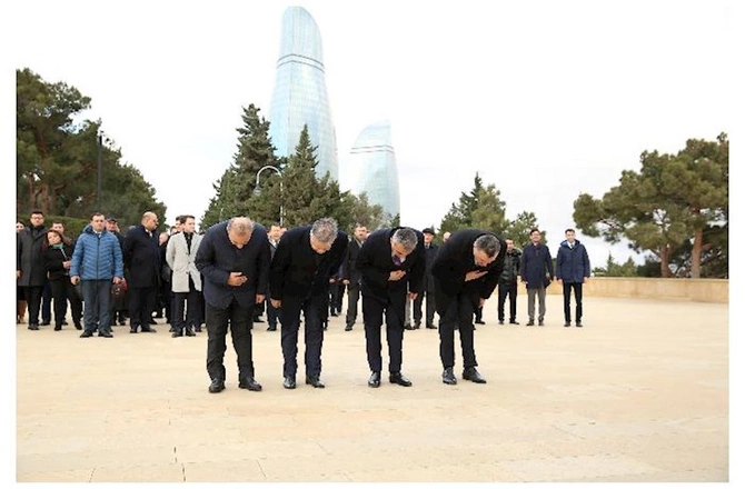 Peşə bayramı münasibətilə Azərbaycan vəkil korpusu Fəxri xiyabanı və Şəhidlər xiyabanını ziyarət etdi — FOTOLAR