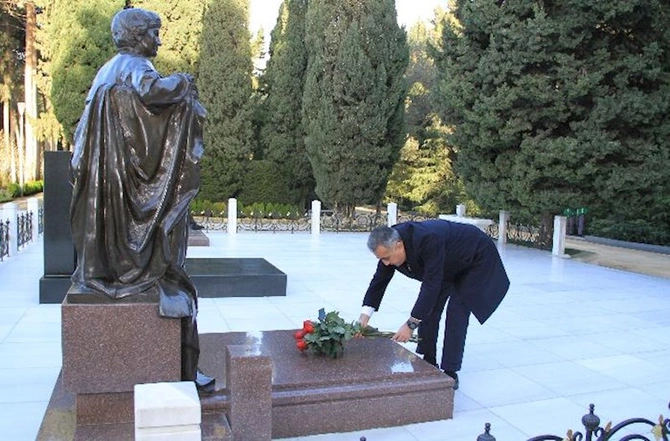 Peşə bayramı münasibətilə Azərbaycan vəkil korpusu Fəxri xiyabanı və Şəhidlər xiyabanını ziyarət etdi — FOTOLAR
